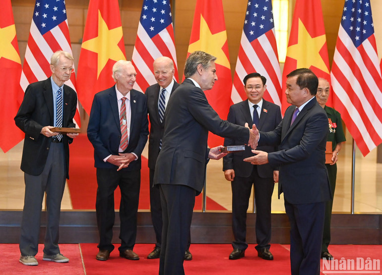 Thứ trưởng Quốc phòng Hoàng Xuân Chiến trao nhật ký, kỷ vật chiến tranh cho Ngoại trưởng Mỹ Antony Blinken. (Ảnh: DUY LINH) Thứ trưởng Quốc phòng Hoàng Xuân Chiến trao nhật ký, kỷ vật chiến tranh cho Ngoại trưởng Mỹ Antony Blinken. (Ảnh: DUY LINH)