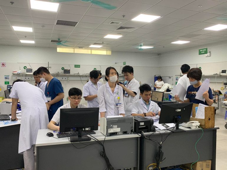 Tua trực làm việc căng thẳng để xử trí cấp cứu cho các bệnh nhân.