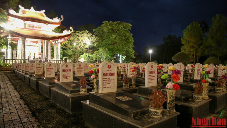 Từ ngày 30/4, tỉnh Quảng Trị đã đưa vào hoạt động hệ thống các công trình điện chiếu sáng và âm thanh tại Nghĩa trang Liệt sĩ Quốc gia Trường Sơn. Hệ thống chiếu sáng được đặt tại khu vực tượng đài trung tâm, nhà chuông, nhà tưởng niệm liệt sĩ, cổng chính, nhà tưởng niệm Bác Hồ, đền thờ Bến Tắt... Từ ngày 30/4, tỉnh Quảng Trị đã đưa vào hoạt động hệ thống các công trình điện chiếu sáng và âm thanh tại Nghĩa trang Liệt sĩ Quốc gia Trường Sơn. Hệ thống chiếu sáng được đặt tại khu vực tượng đài trung tâm, nhà chuông, nhà tưởng niệm liệt sĩ, cổng chính, nhà tưởng niệm Bác Hồ, đền thờ Bến Tắt...