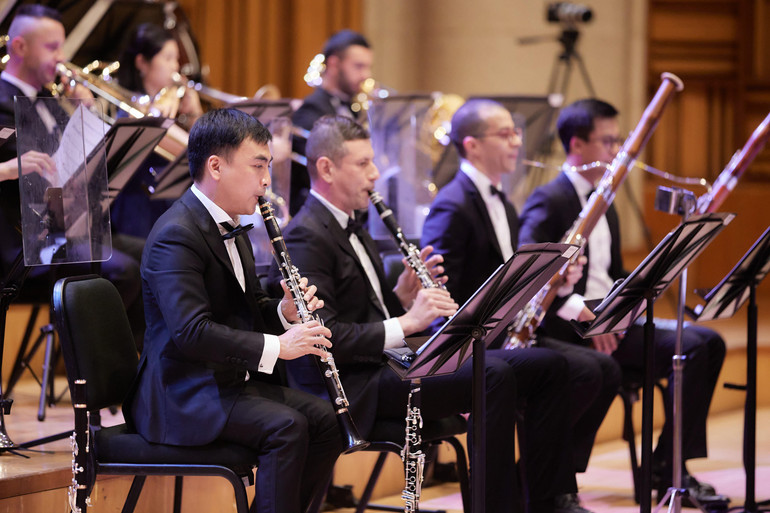 Dàn nhạc Giao hưởng Mặt trời trình diễn trong chương trình To Love & To Honor.