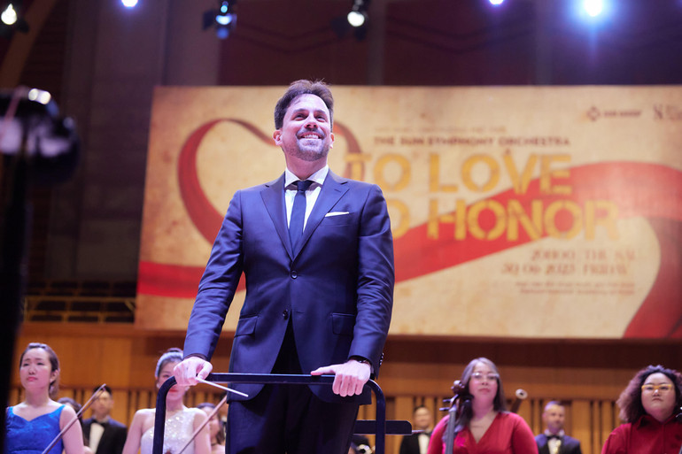 Nhạc trưởng Olivier Ochanine.