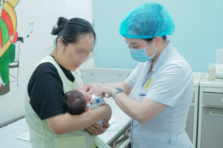 Nhân viên y tế thăm khám cho bệnh nhi. Nhân viên y tế thăm khám cho bệnh nhi.