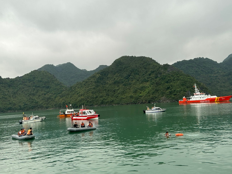 Lặn tìm kiếm thi thể nạn nhân.