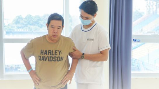 Bệnh nhân tập phục hồi chức năng. Bệnh nhân tập phục hồi chức năng.