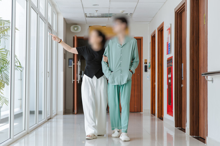 Bệnh nhân và mẹ đi dạo buổi sáng sau 1 tuần phẫu thuật.