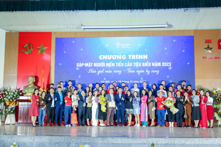 Hơn 200 người hiến tiểu cầu tiêu biểu trong năm 2023 tham dự buổi Gặp mặt người hiến tiểu cầu tiêu biểu năm 2023.