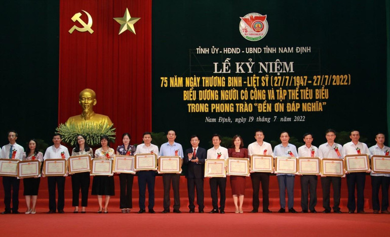 Chủ tịch Ủy ban nhân dân tỉnh Nam Định Phạm Đình Nghị trao Bằng khen cho các tập thể xuất sắc trong phong trào “Đền ơn đáp nghĩa”.