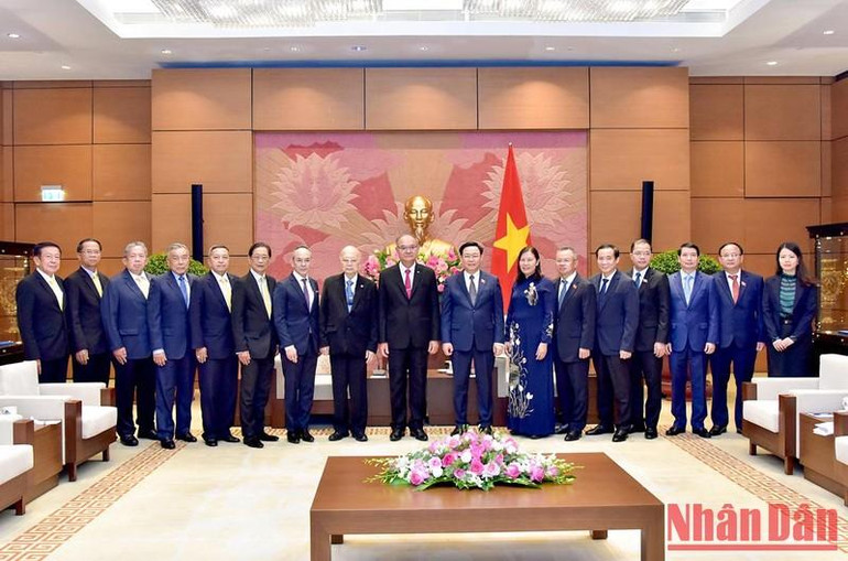 Chủ tịch Quốc hội Vương Đình Huệ và Phó Chủ tịch thứ nhất Thượng viện Thái Lan Singsuk Singpai chụp ảnh lưu niệm với các đại biểu tại buổi tiếp. (Ảnh: DUY LINH)