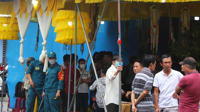 Lực lượng dân quân tự vệ trực tại gia đình nạn nhân bảo đảm an ninh trật tự.