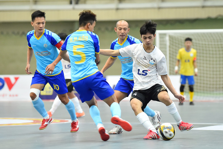 Sau bàn thắng, Sanvinet Khánh Hoà chủ động phòng ngự số đông mỗi khi đội chủ nhà có bóng.