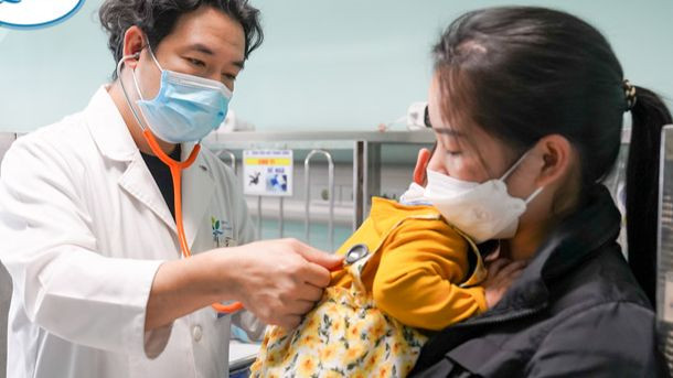 Bác sĩ Phùng Đăng Việt khám lại cho bệnh nhi. Bác sĩ Phùng Đăng Việt khám lại cho bệnh nhi.