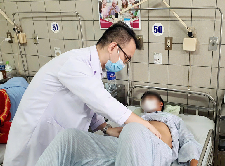 Thạc sĩ, bác sĩ Phạm Tiến Dũng, Trung tâm Thận tiết niệu và Lọc máu thăm khám cho bệnh nhân trẻ suy thận mạn.