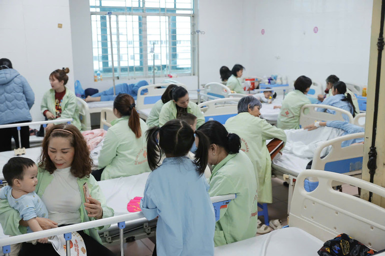 Trẻ mắc bệnh sởi nằm điều trị tại Bệnh viện Thanh Nhàn.