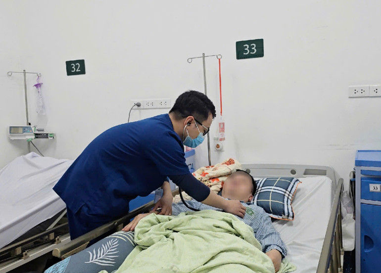 Thạc sĩ, bác sĩ Nguyễn Minh Anh thăm khám cho bệnh nhân nam 46 tuổi, Cầu Giấy, Hà Nội đang điều trị tại Trung tâm Đột quỵ