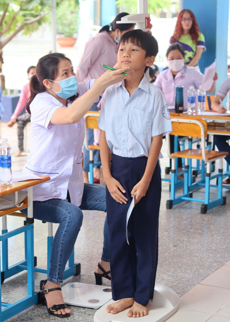 Trẻ được khám sàng lọc tầm soát chậm tăng trưởng chiều cao và cân nặng tại điểm khám phường Hiệp Bình Phước - Thành phố Thủ Đức, Thành phố Hồ Chí Minh.