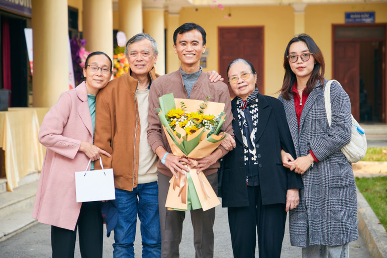 Bác sĩ Đặng Thái Mạnh (giữa) khỏe mạnh sau ca ghép phổi tại Bệnh viện Phổi Trung ương.