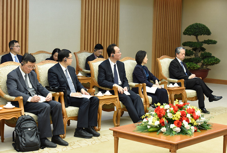 Các thành viên trong Đoàn đi cùng đồng chí Vương Ninh.