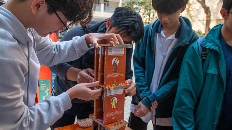 Các bạn học sinh “hết mình” với trò chơi “Tháp tri thức”.