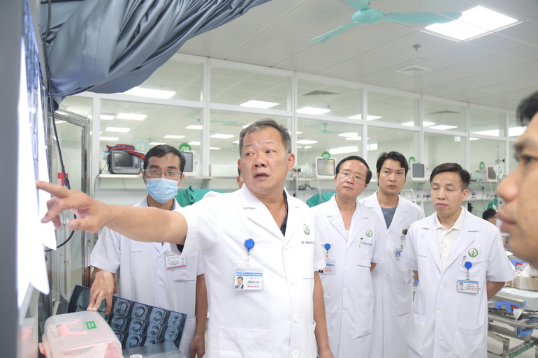 Tiến sĩ, bác sĩ Dương Đức Hùng, Giám đốc Bệnh viện Hữu nghị Việt Đức hội chẩn cùng các bác sĩ.
