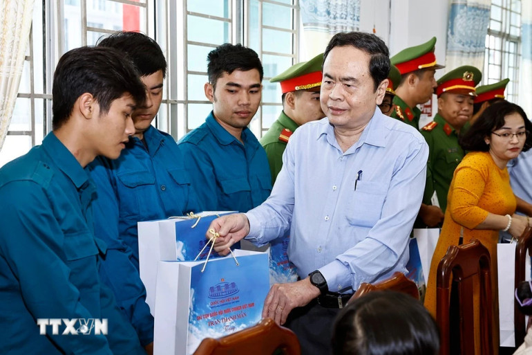 Chủ tịch Quốc hội Trần Thanh Mẫn tặng quà Tết cho hộ gia đình chính sách, người có hoàn cảnh đặc biệt khó khăn, đồng bào dân tộc thiểu số, lực lượng vũ trang huyện Châu Thành A.
