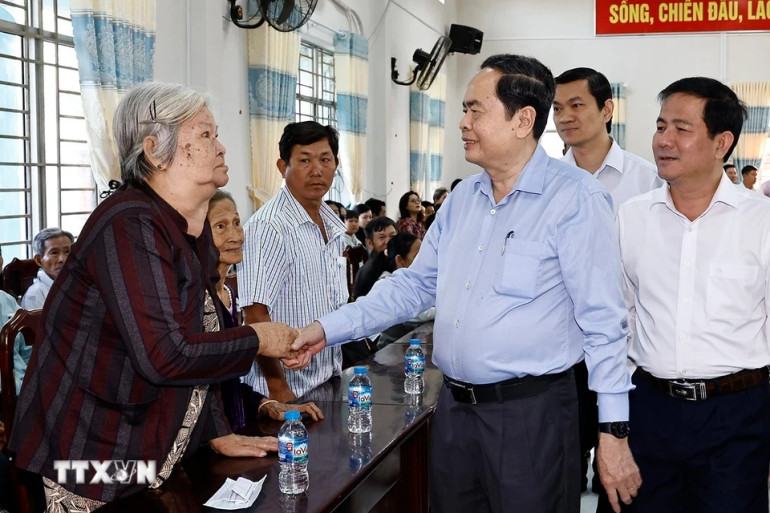 Chủ tịch Quốc hội Trần Thanh Mẫn với đại biểu.