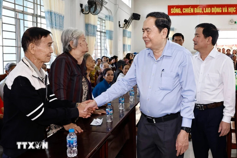 Chủ tịch Quốc hội Trần Thanh Mẫn với đại biểu.