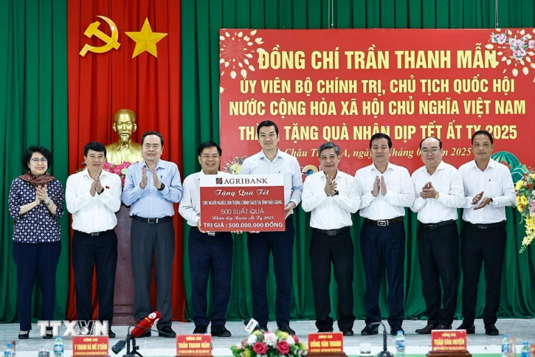 Chủ tịch Quốc hội Trần Thanh Mẫn chứng kiến Ngân hàng Nông nghiệp và Phát triển Nông thôn Việt Nam (Agribank) tặng 500 triệu đồng quà Tết cho tỉnh Hậu Giang.