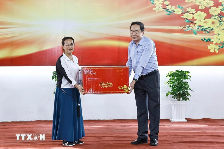 Chủ tịch Quốc hội Trần Thanh Mẫn tặng quà Tết cho Công ty TNHH Một thành viên Giáp Quán Thăng.