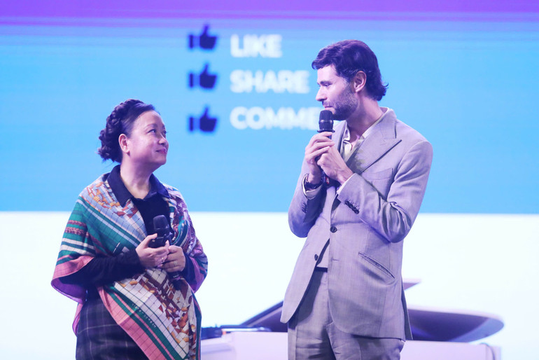 Bà Phạm Thúy Anh cùng diễn viên Charlie Win giới thiệu về mục tiêu chính của dự án cộng đồng "Việt Nam Đẹp Xanh". (Ảnh: KHIẾU MINH)