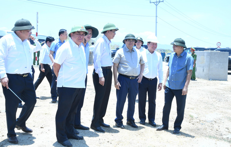 Thủ tướng Phạm Minh Chính khảo sát hệ thống thủy lợi Tân Mỹ.