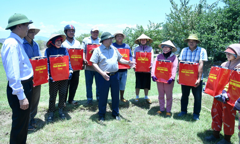 Thủ tướng Phạm Minh Chính thăm hỏi, tặng quà bà con nhân dân trong vùng dự án Hệ thống thủy lợi Tân Mỹ.