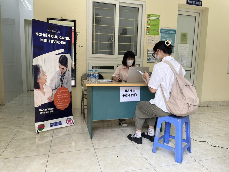 Một buổi tái khám thuộc nghiên cứu thử nghiệm vaccine lao cho thanh thiếu niên và người lớn tại Hà Nội tháng 8/2023. (Nguồn: Friends for International TB Relief (FIT)). Một buổi tái khám thuộc nghiên cứu thử nghiệm vaccine lao cho thanh thiếu niên và người lớn tại Hà Nội tháng 8/2023. (Nguồn: Friends for International TB Relief (FIT)).