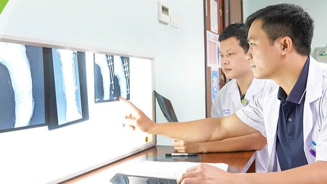 Các bác sĩ lên phương án điều trị cho cháu bé.