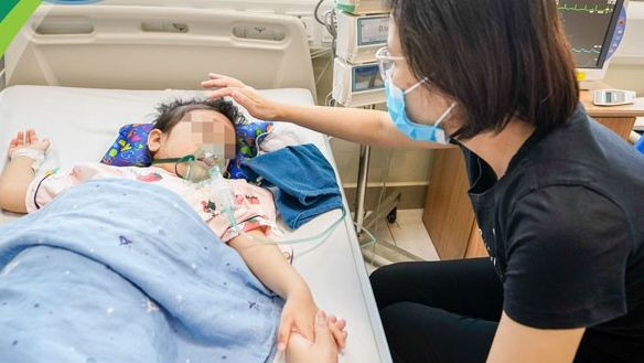 Bé N.H được điều trị tích cực.