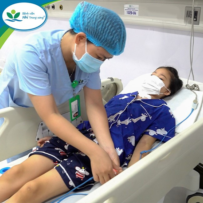 Bé T.H (13 tuổi) được chăm sóc và theo dõi tại Khoa Hồi sức Nội tim mạch, Trung tâm Tim mạch sau khi tình trạng bệnh đã ổn định,