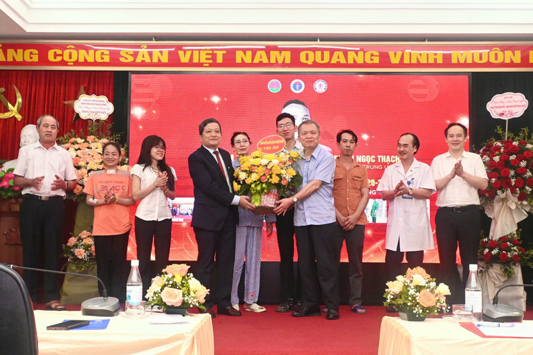 Các thầy thuốc chúc mừng người bệnh hồi phục sau ghép. Các thầy thuốc chúc mừng người bệnh hồi phục sau ghép.