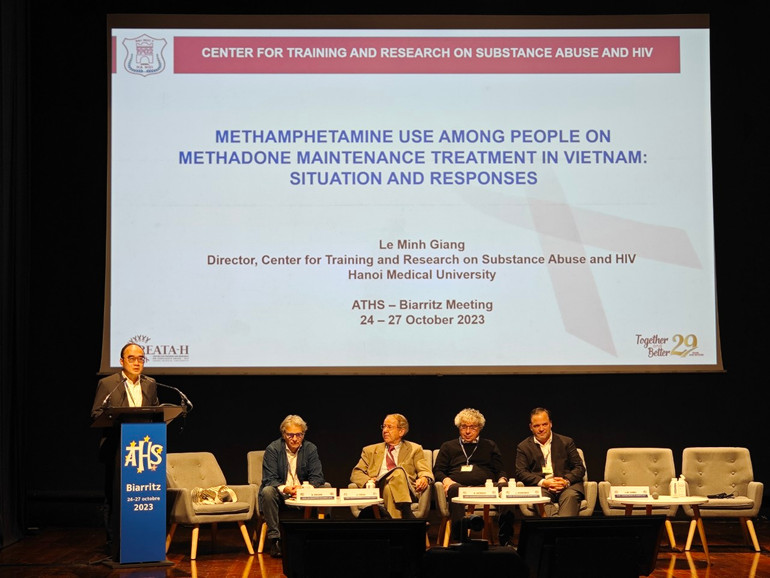 Phó Giáo sư, Tiến sĩ Lê Minh Giang, Trưởng Phòng Quản lý đào tạo sau đại học, Phó Giám đốc phụ trách Trung tâm Đào tạo và nghiên cứu về lạm dụng chất và HIV của Trường đại học Y Hà Nội báo cáo tại Hội nghị về nghiện chất, viêm gan và HIV (ATHS) Biarritz, Cộng hòa Pháp tháng 10/2023.