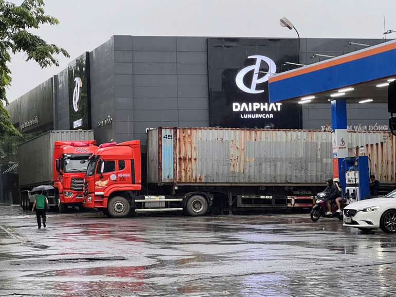 Dùng xe container chặn cửa. Dùng xe container chặn cửa.