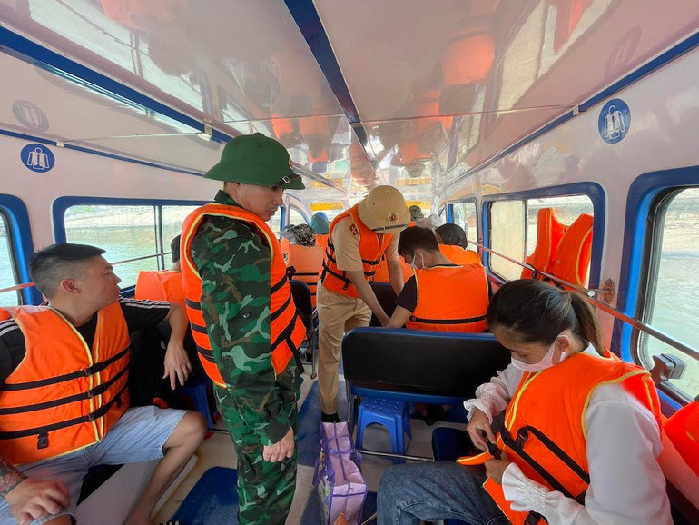 Cảnh sát giao thông đường thủy kiểm soát nghiêm các phương tiện đưa du khách ra các tuyến đảo trên địa bàn thành phố.