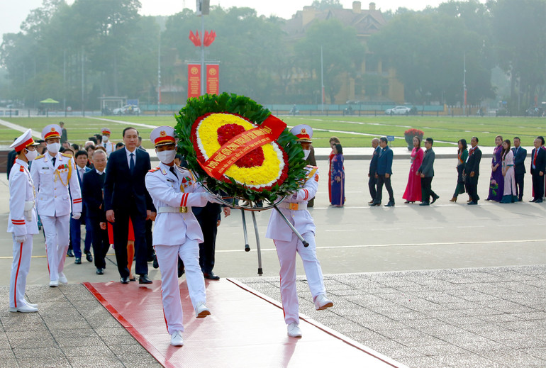 Cùng trong sáng 14/1, Đoàn kiều bào tiêu biểu vào Lăng viếng Chủ tịch Hồ Chí Minh.
