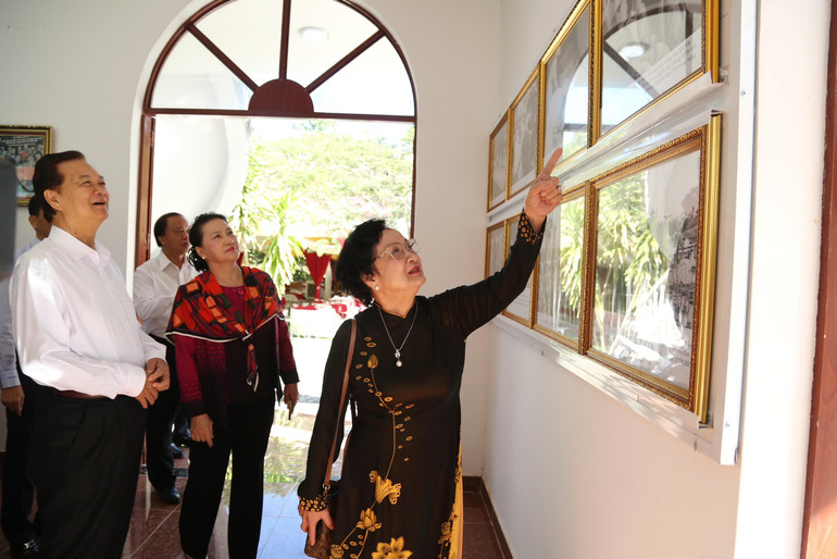 PGS, TS Trần Thị Trung Chiến cùng các đồng chí nguyên lãnh đạo Đảng ôn lại truyền thống Ban Dân y miền Nam.