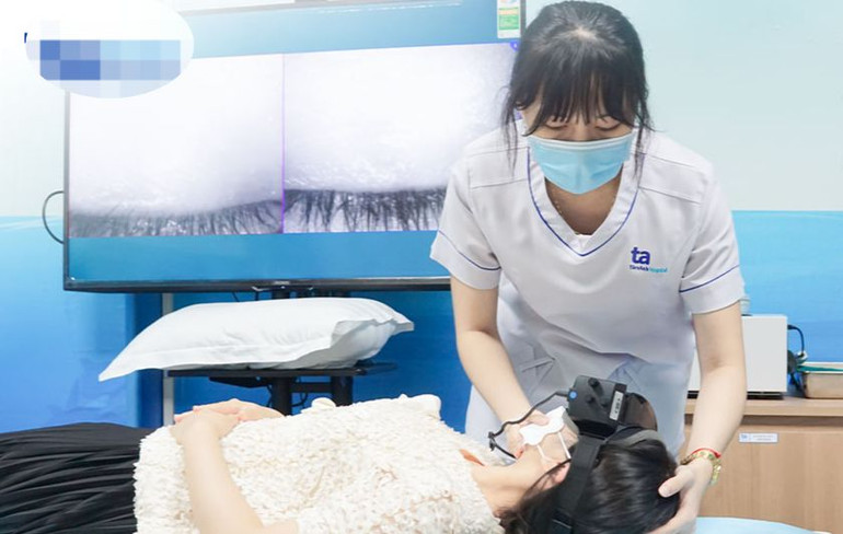 Bác sĩ và điều dưỡng hướng dẫn các bài tập tái định vị sỏi tai cho bệnh nhân.