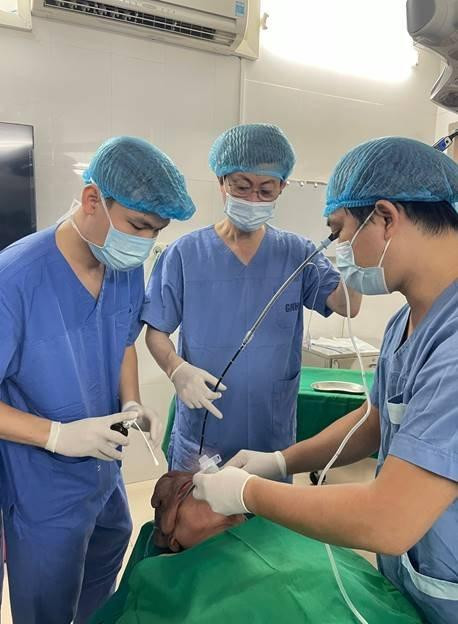 Các bác sĩ tiến hành phẫu thuật cho người bệnh. Các bác sĩ tiến hành phẫu thuật cho người bệnh.