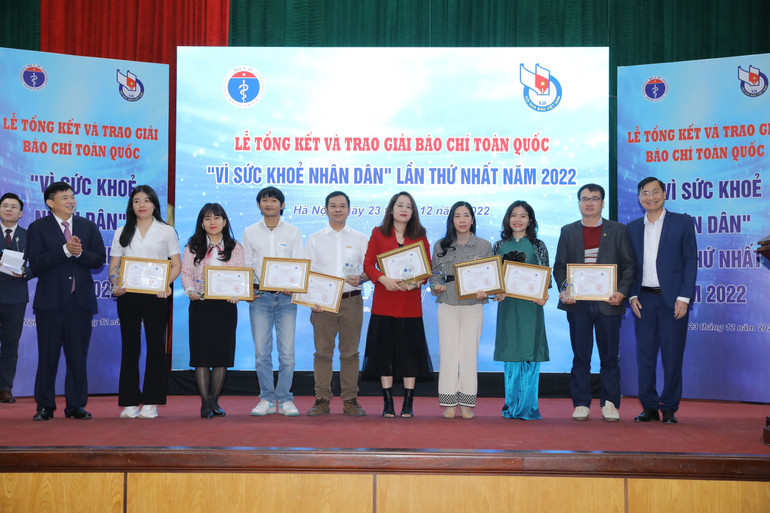 Nhóm tác giả nhận giải Nhì Giải báo chí toàn quốc “Vì sức khỏe nhân dân”. Nhóm tác giả nhận giải Nhì Giải báo chí toàn quốc “Vì sức khỏe nhân dân”.