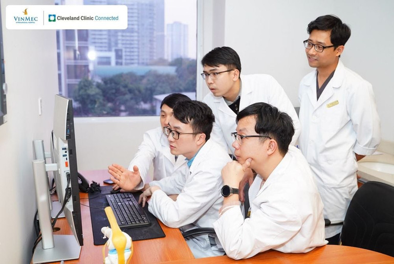 Các bác sĩ tại Trung tâm Y học Thể thao Vinmec đã quyết định phương pháp phẫu thuật kết hợp xương kín bằng đinh nội tủy có chốt dưới màn hình tăng sáng.