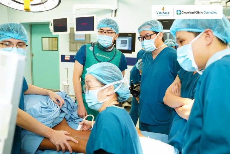 Ê-kíp bác sĩ Vinmec vô cùng tập trung vào ca phẫu thuật.