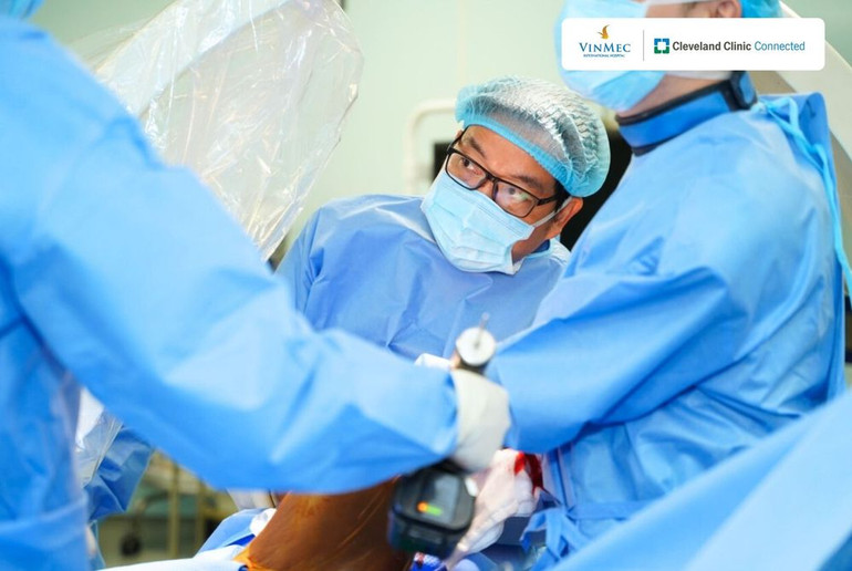 Giáo sư, Tiến sĩ Trần Trung Dũng, một trong những bác sĩ ngoại khoa chấn thương chỉnh hình hàng đầu khu vực.