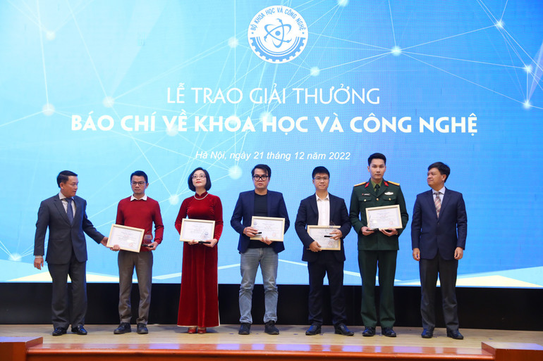 Vinh danh nhóm tác giả đoạt giải Nhì.