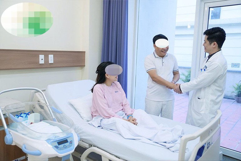 Gia đình sản phụ N. hạnh phúc khi đón con an toàn.