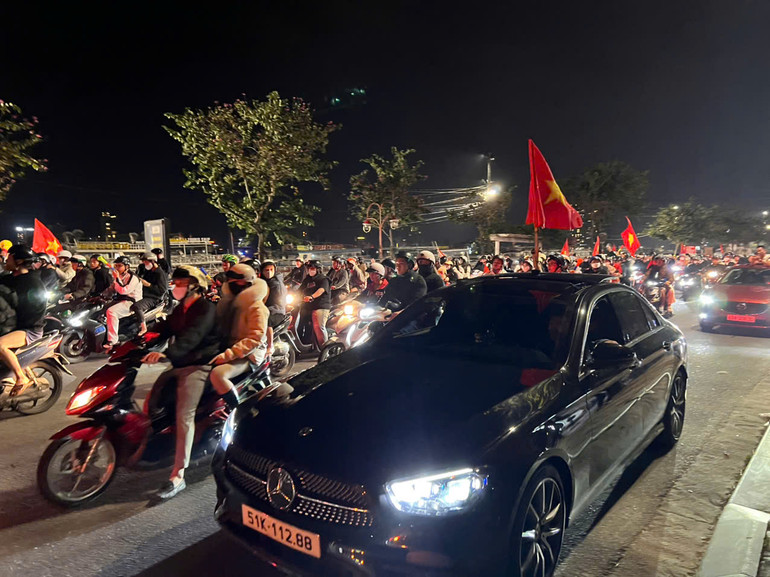 Người hâm mộ đổ ra đường mừng đội tuyển Việt Nam vô địch ASEAN Cup 2024 ảnh 33